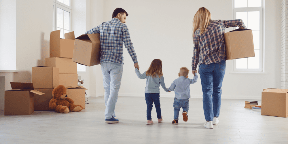 Famille en plein déménagement